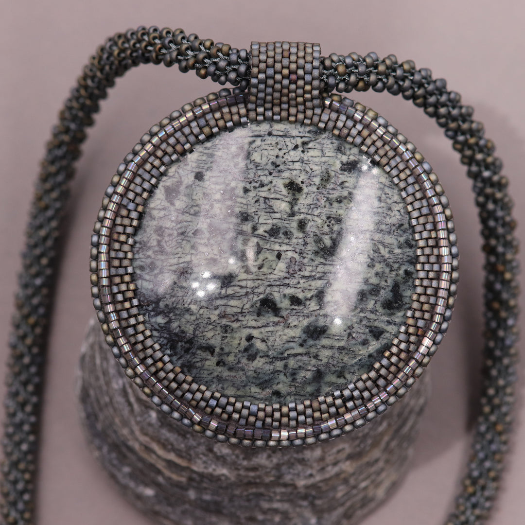 Collier avec listwaenite