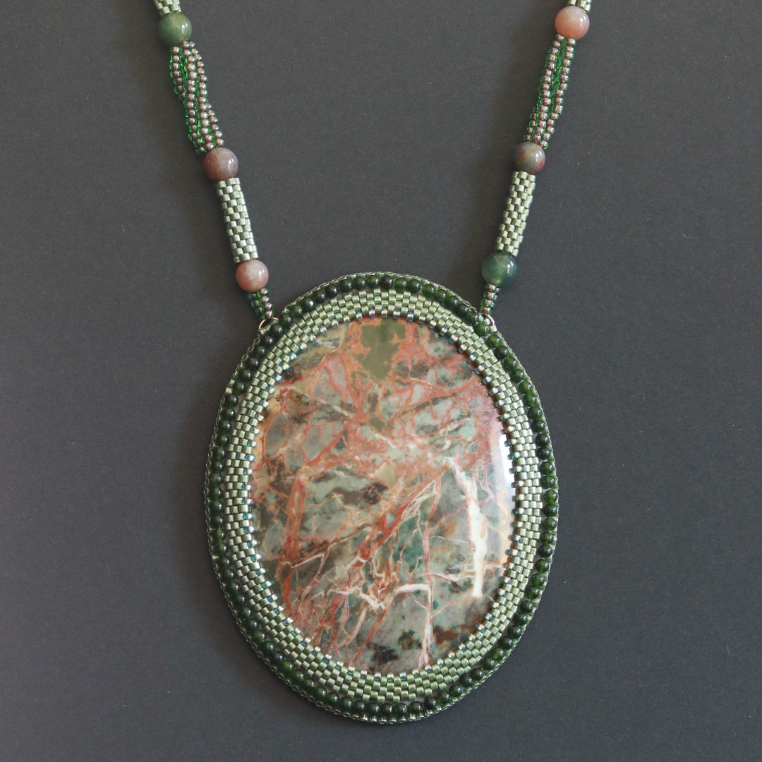 Collier brodé avec jaspe et agate