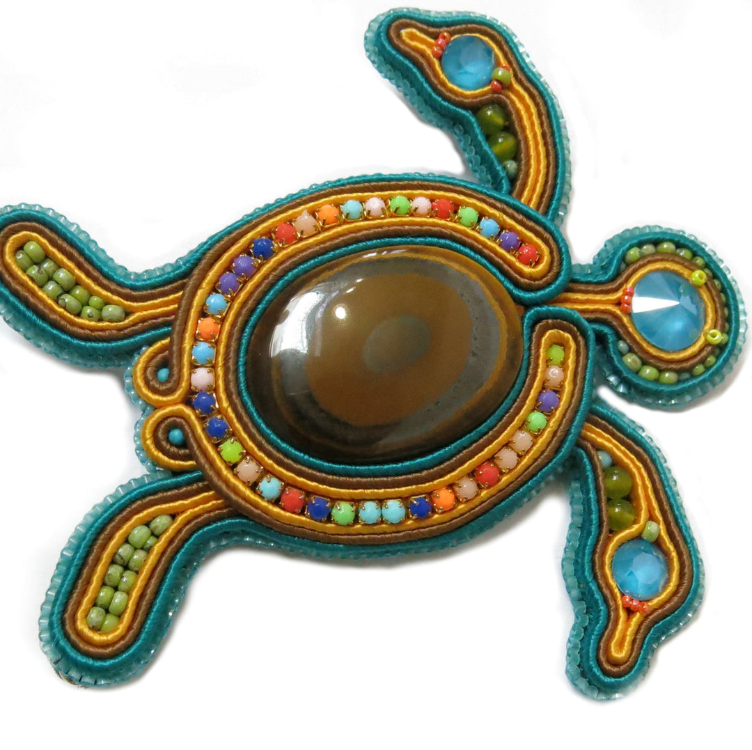 Broche/Pendentif brodée, TORTUE, œil de tigre