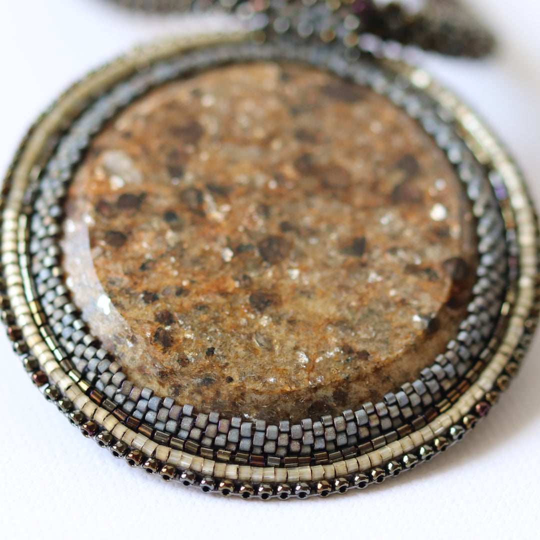 Collier brodé avec micaschiste (mica et grenat)