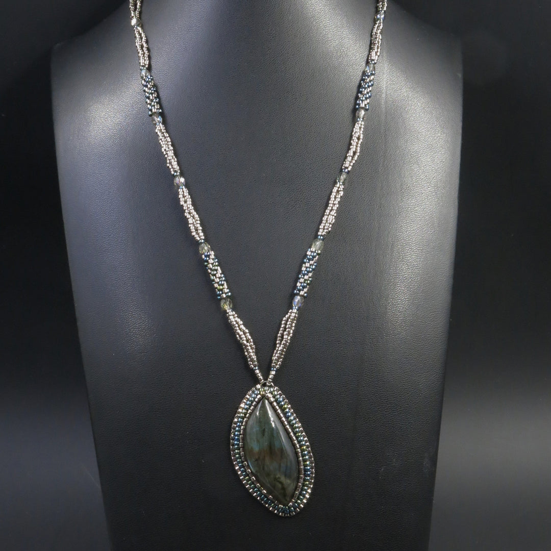 Collier brodé avec labradorite