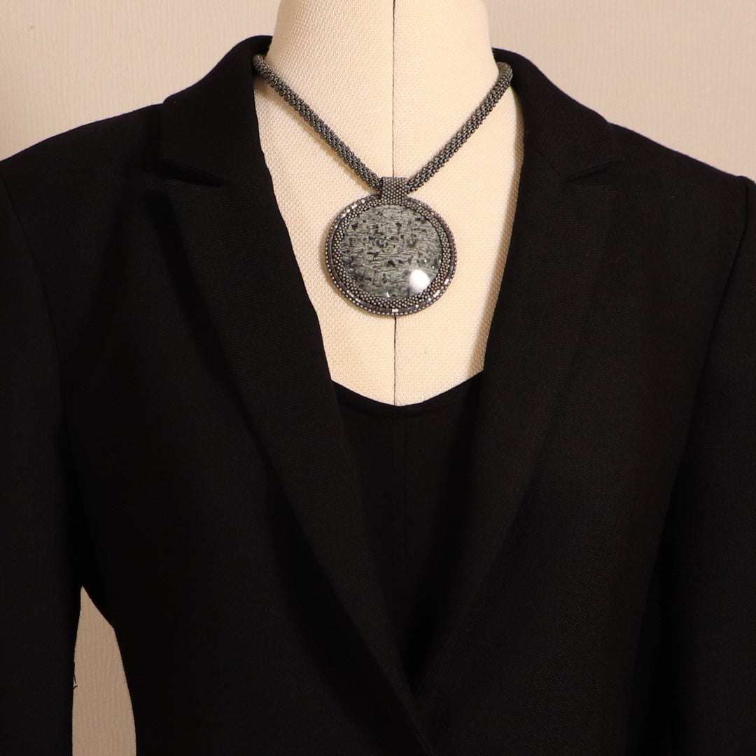 Collier avec listwaenite