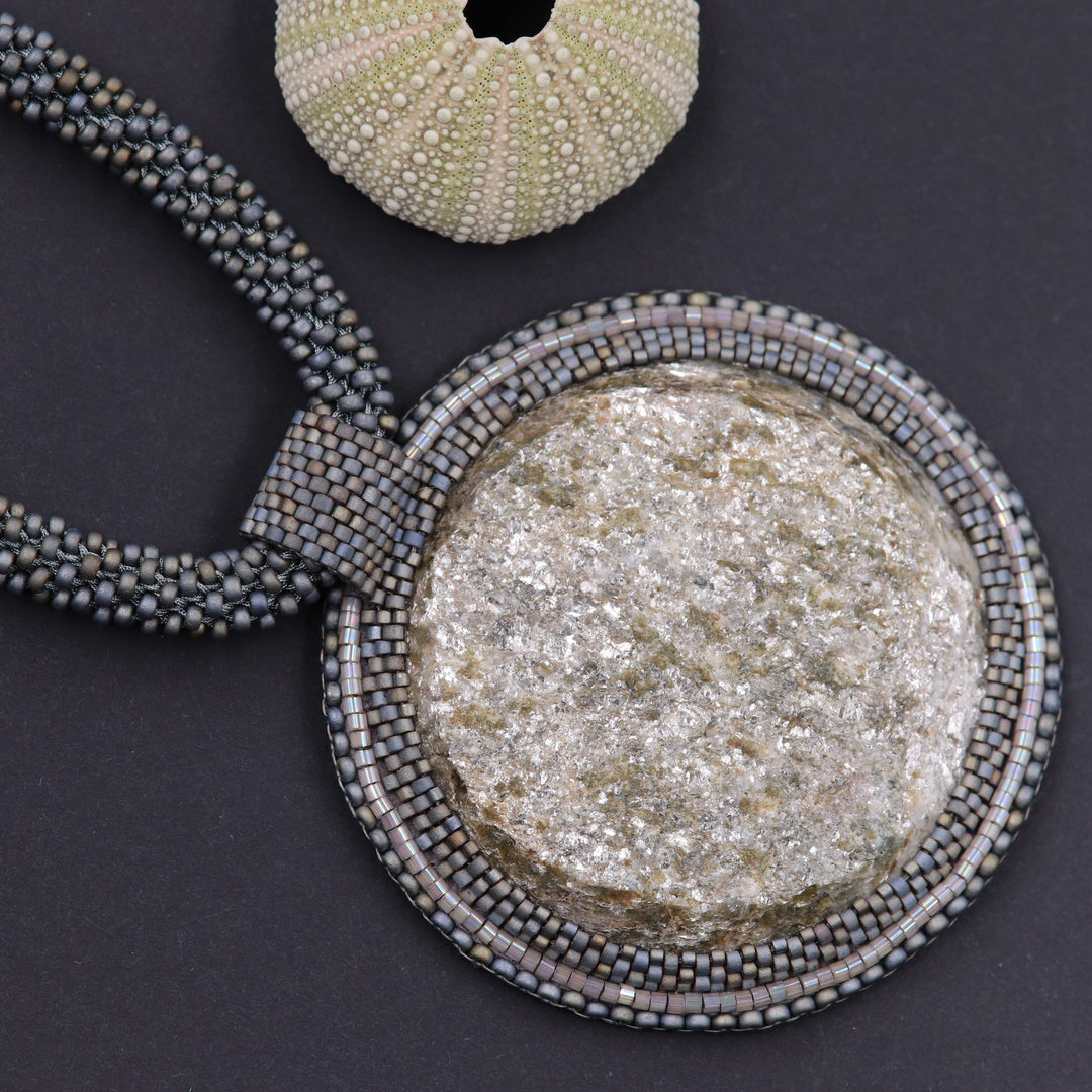 Collier brodé avec micaschiste (mica et grenat)