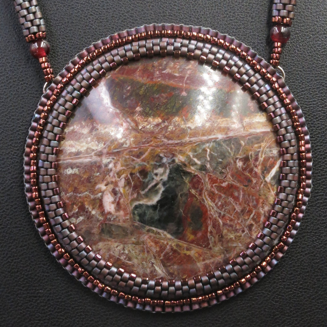Collier brodé avec listwaenite et jaspe café