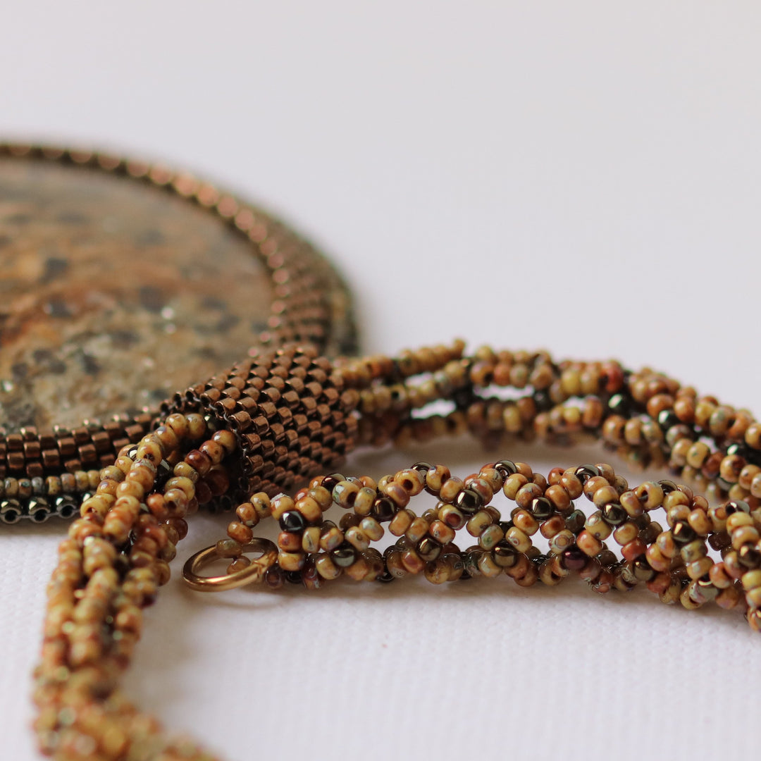 Collier brodé avec micaschiste (mica et grenat)