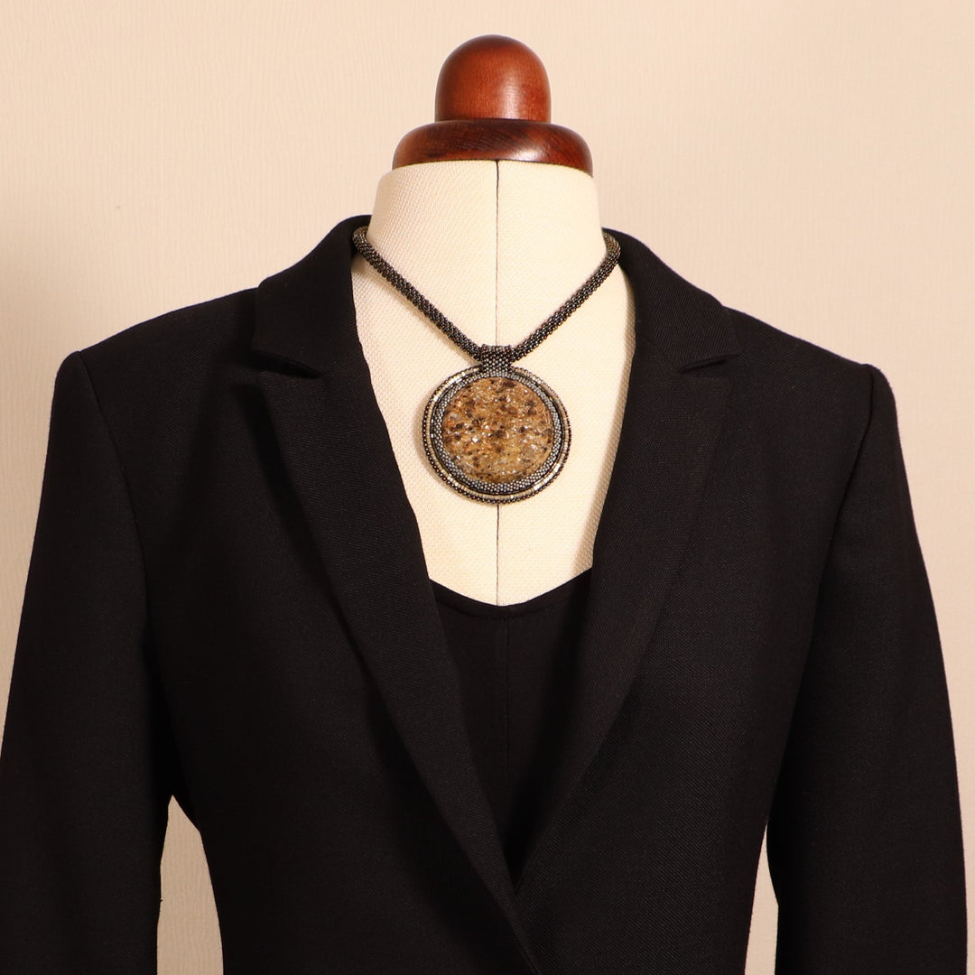 Collier brodé avec micaschiste (mica et grenat)