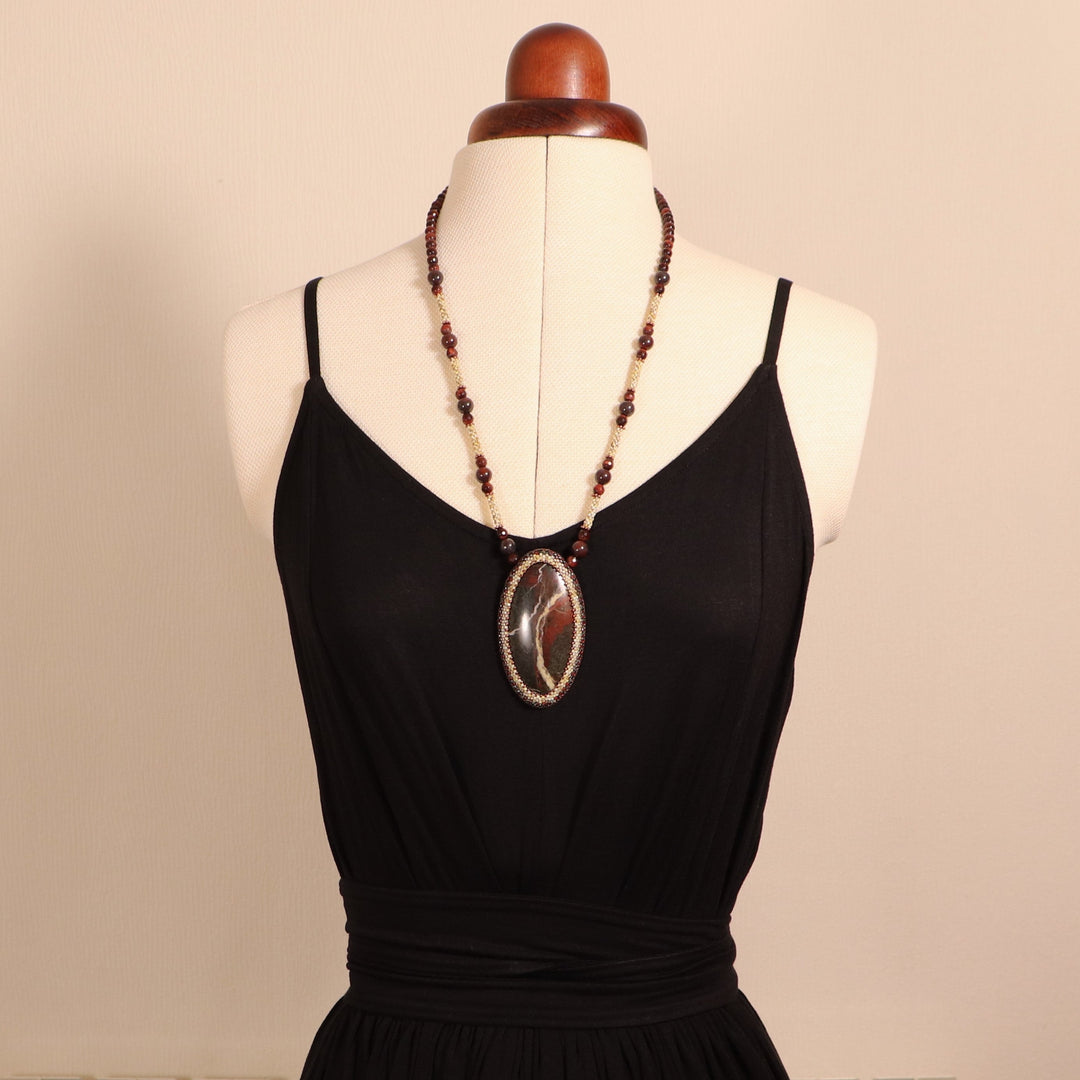 Collier brodé avec Listwaenite et l'oeil de taureau