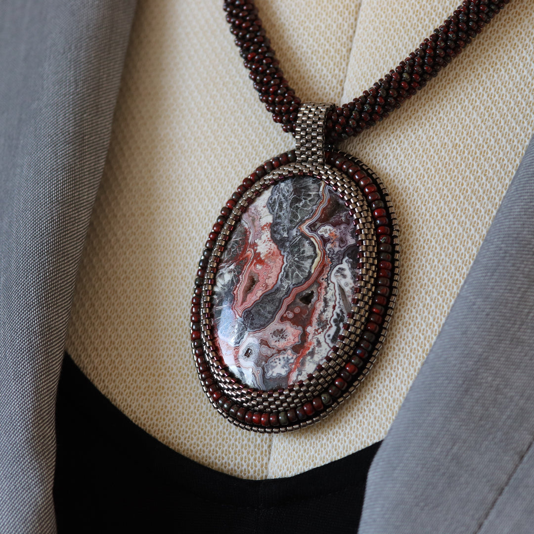 Collier brodé avec agate crazy lace