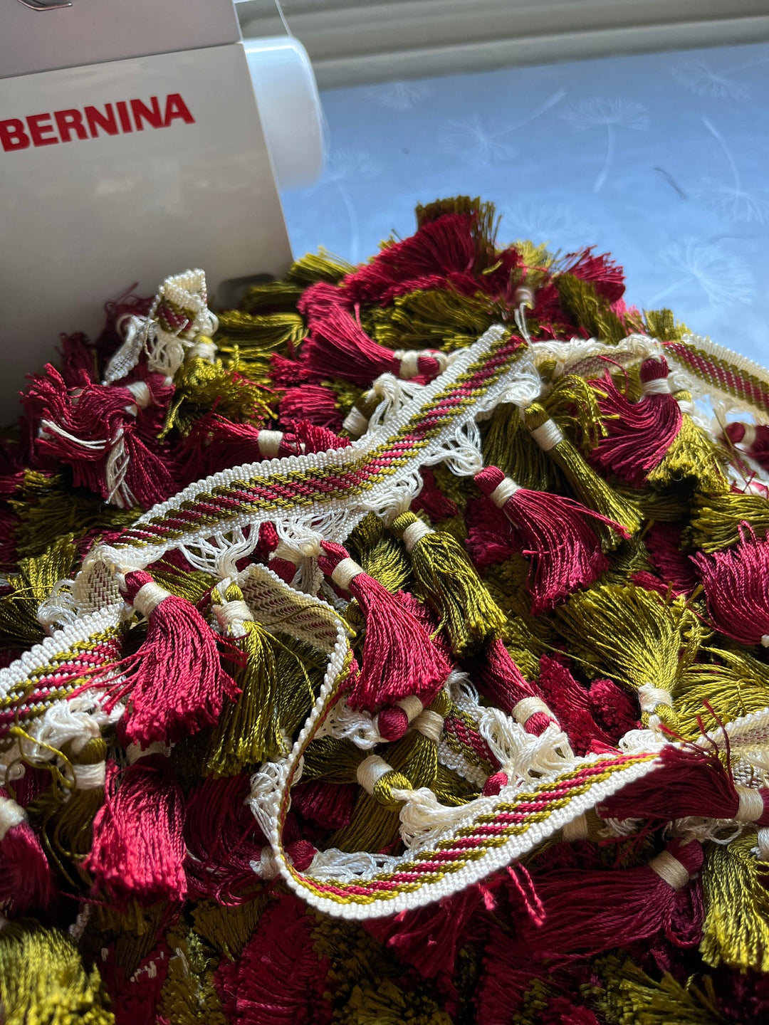 Galon passementerie vintage avec frange / pompon, français, vendu au metre, 70 mètres disponible en 3 coupons, costume, rideaux, rouge vert