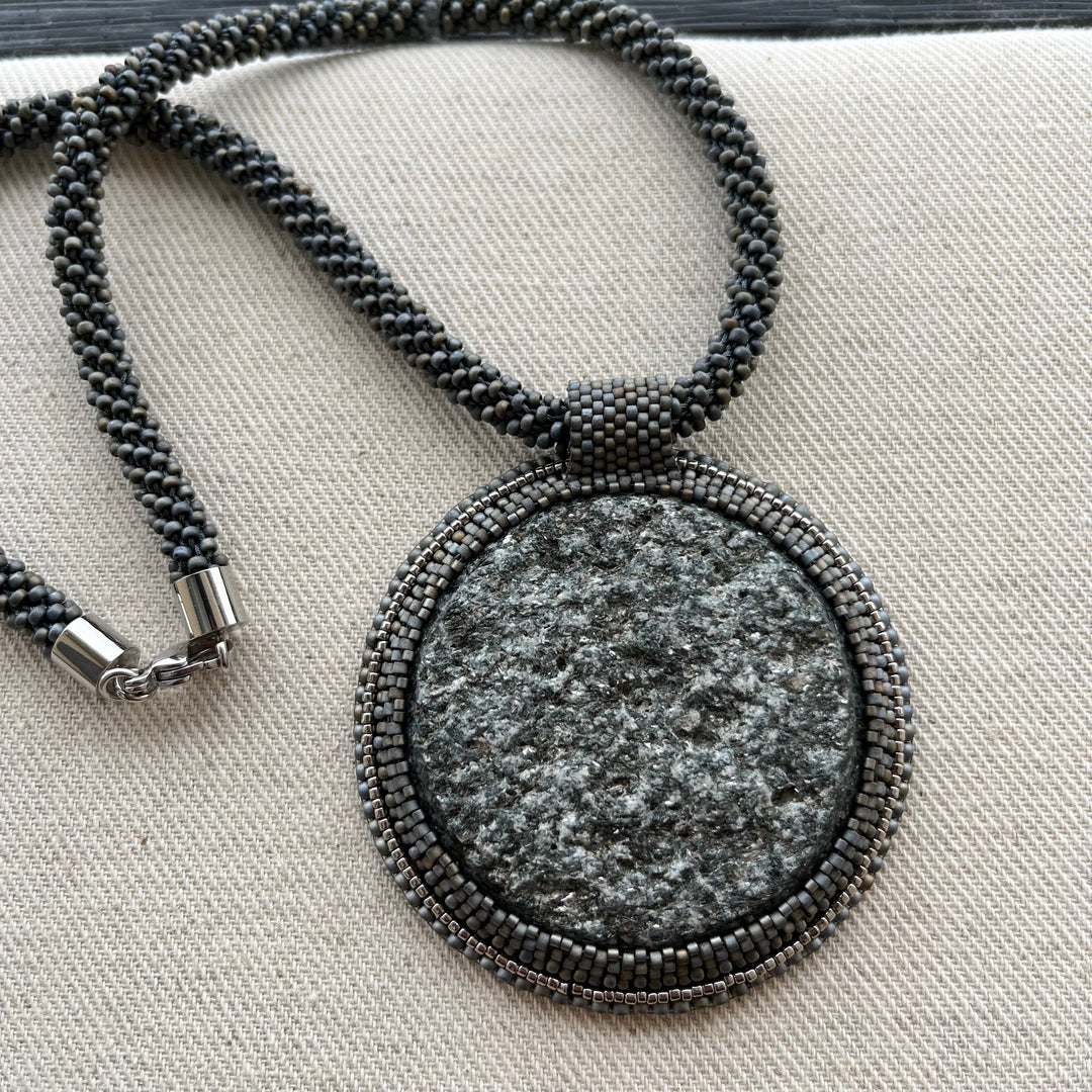 Collier brodé avec micaschiste (mica et grenat)