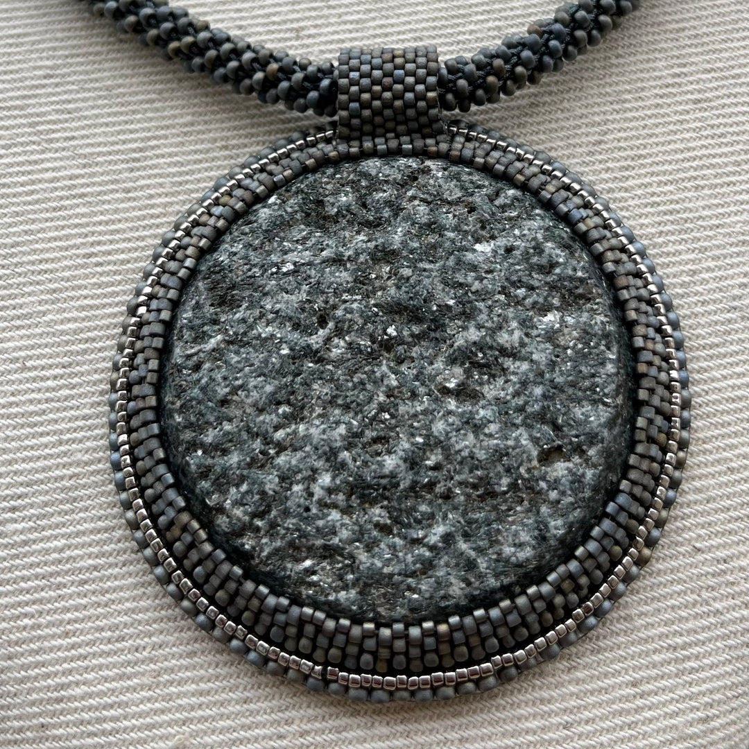 Collier brodé avec micaschiste (mica et grenat)