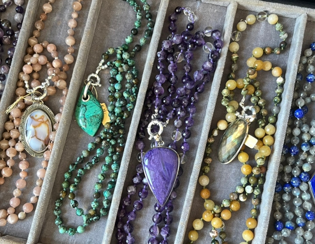 Colliers MALA – 108 perles, faits main en France