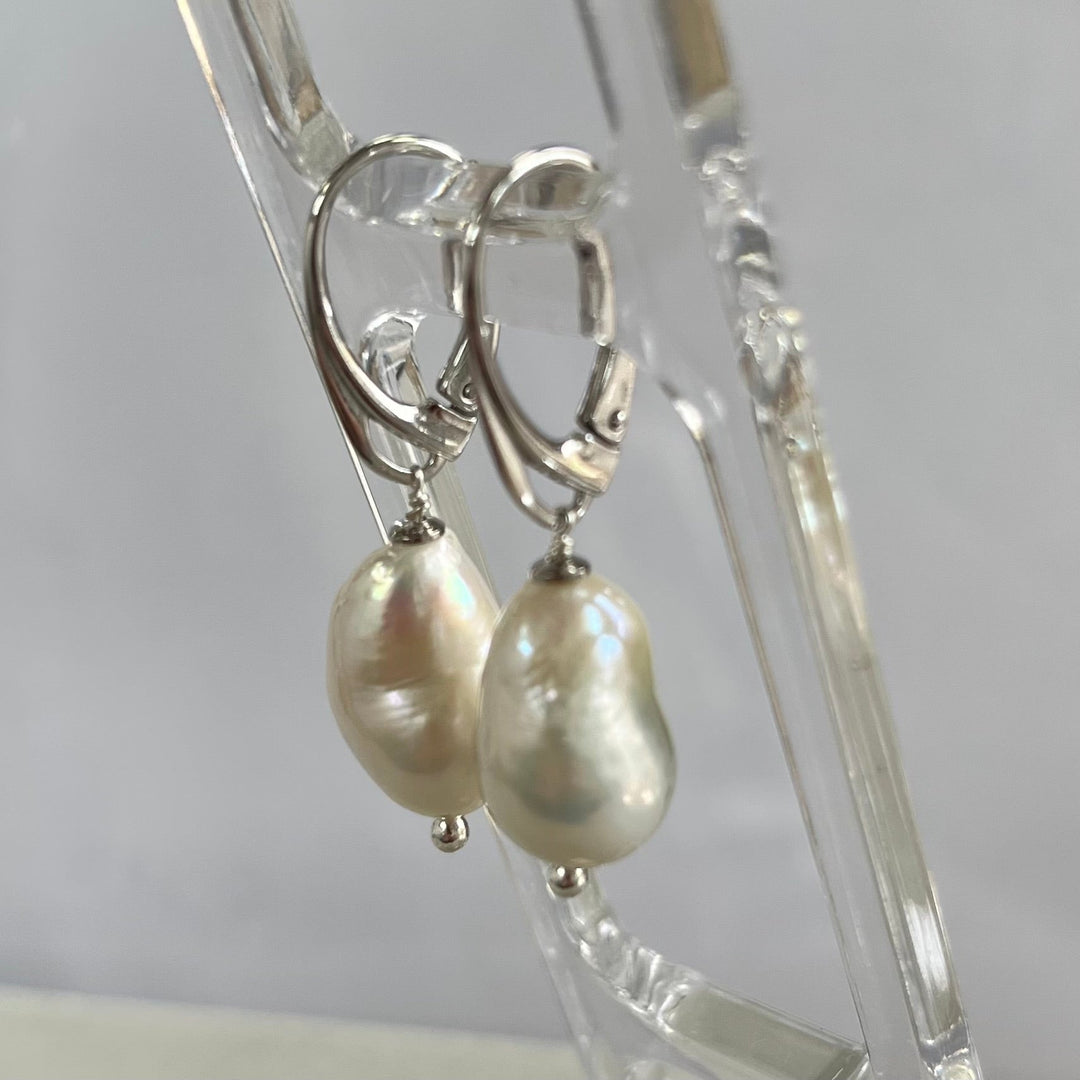 Earrings with white baroque pearls, in silver