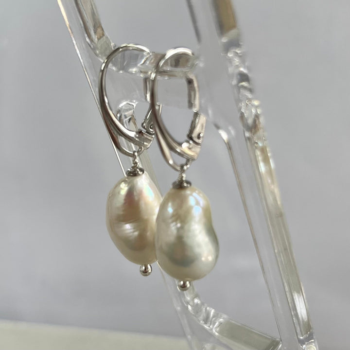 Earrings with white baroque pearls, in silver