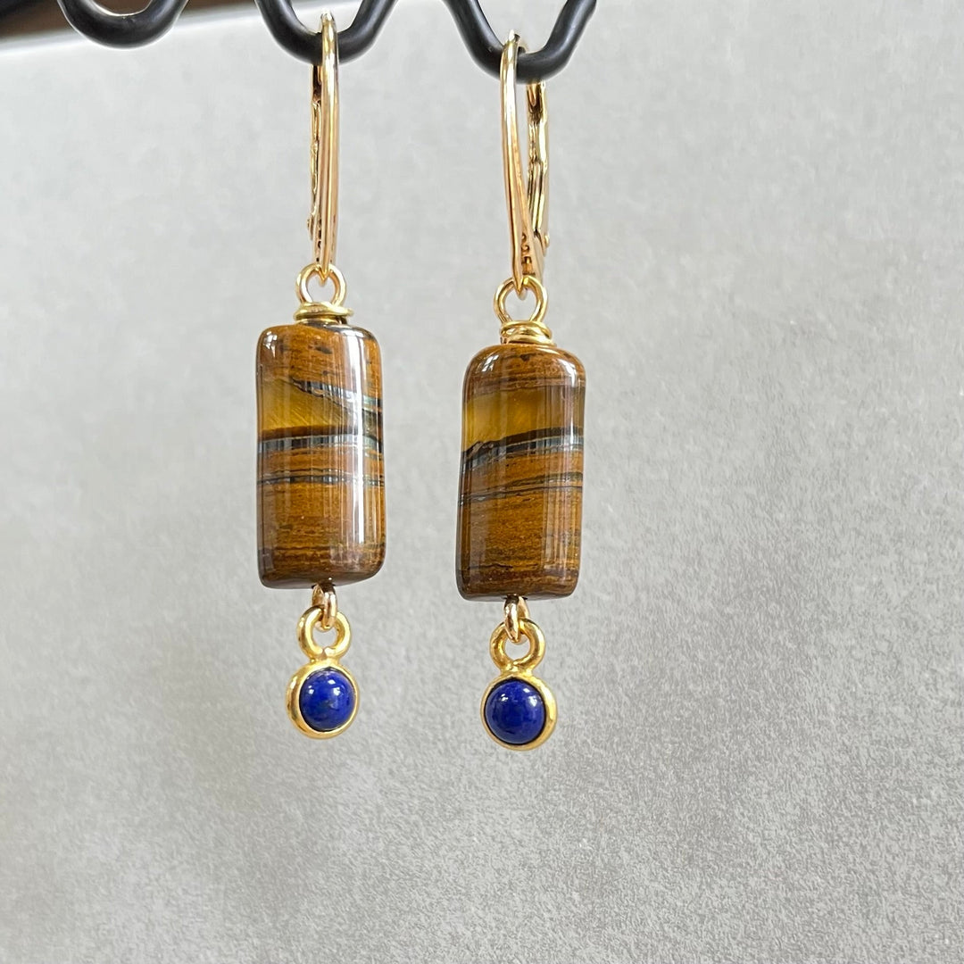 Ohrringe mit Tigerauge und Lapislazuli, aus Silber