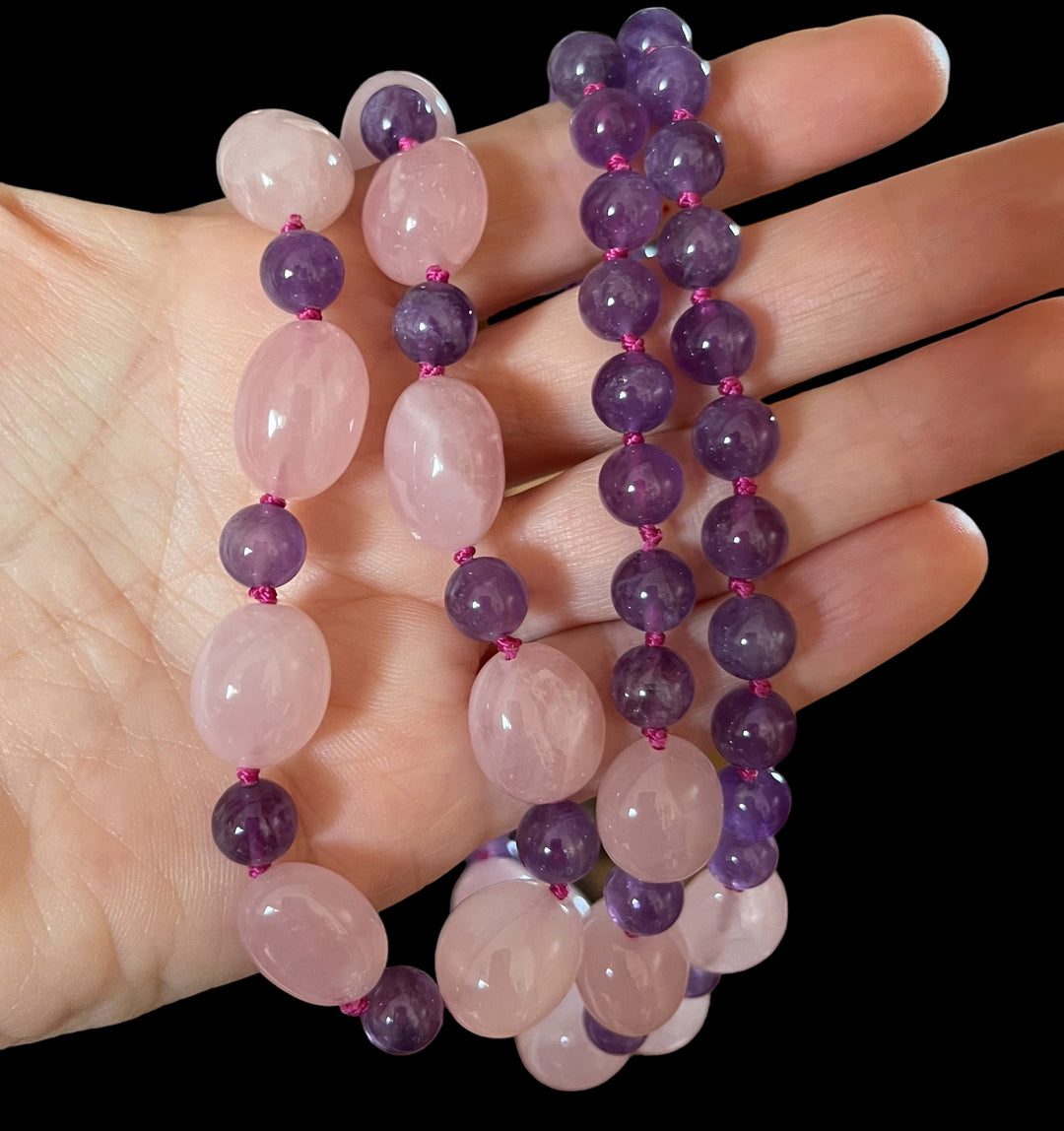 Collier sautoir à noeuds en pierres naturelles  (améthyste, quartz rose) 92 cm