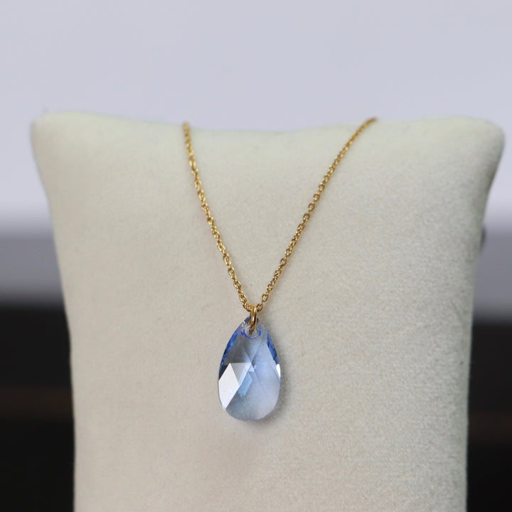 Pendentif (petite goutte) avec une chaine, cristaux Swarovski, argent doré, collection LARME, bleu clair