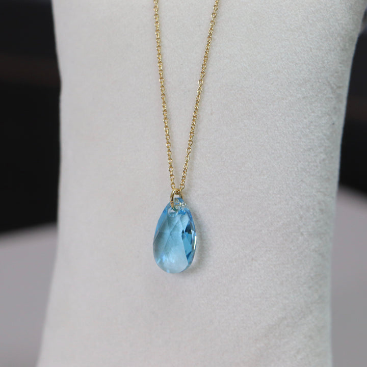 Pendentif (petite goutte) avec une chaine, cristaux Swarovski, argent doré, collection LARME, bleu turquoise