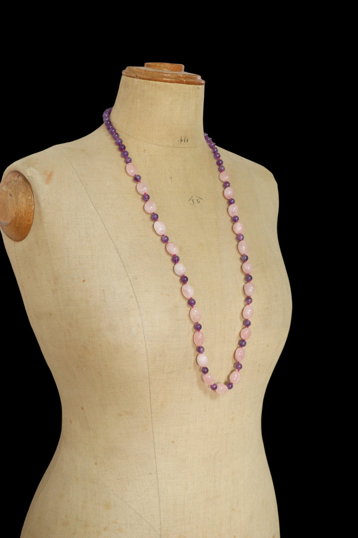 Collier sautoir à noeuds en pierres naturelles  (améthyste, quartz rose) 92 cm