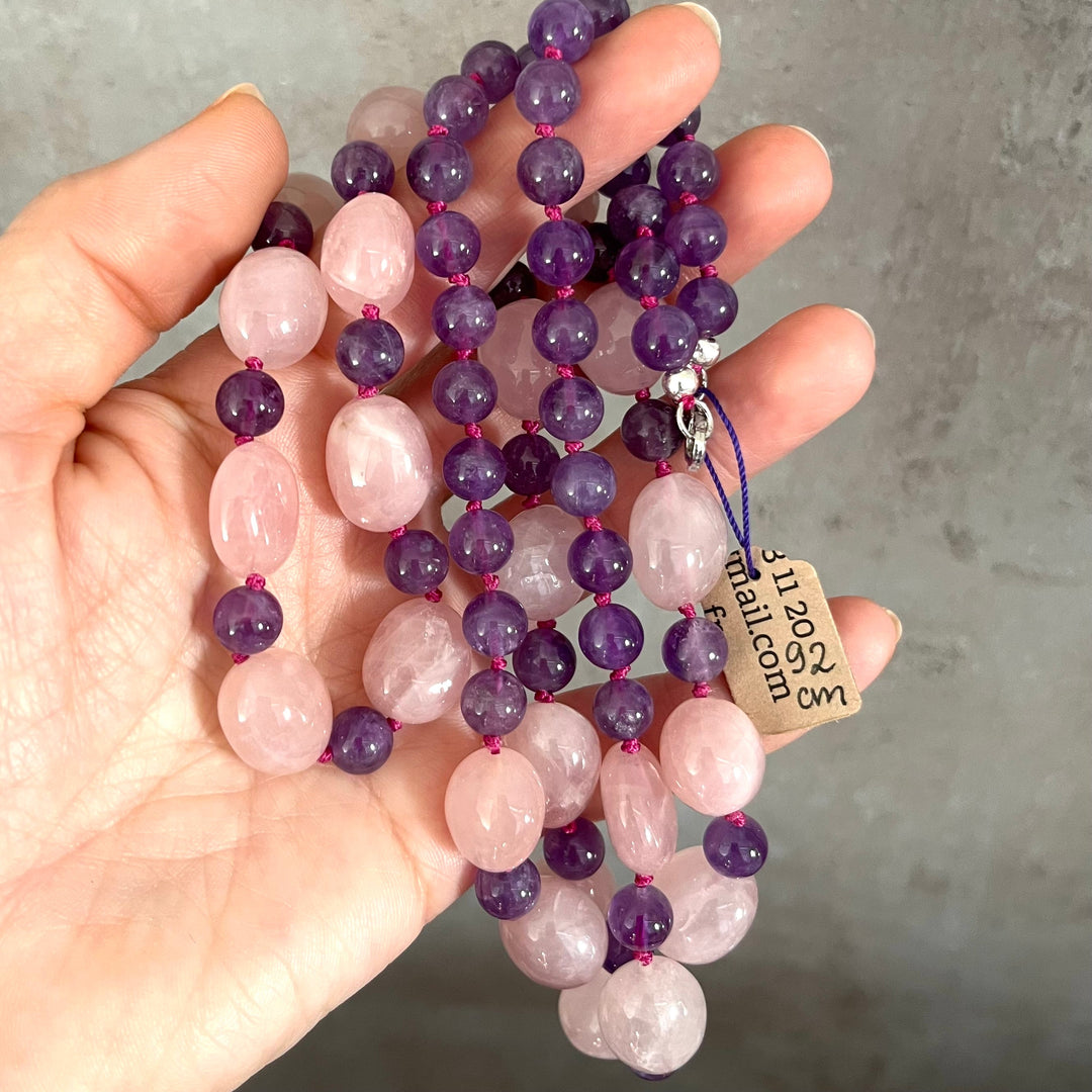Collier sautoir à noeuds en pierres naturelles  (améthyste, quartz rose) 92 cm