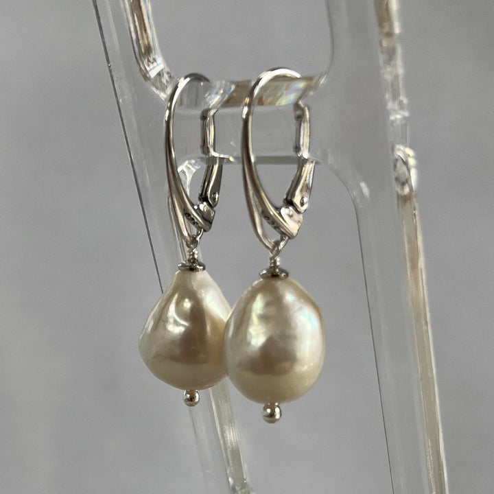 Earrings with white baroque pearls, in silver