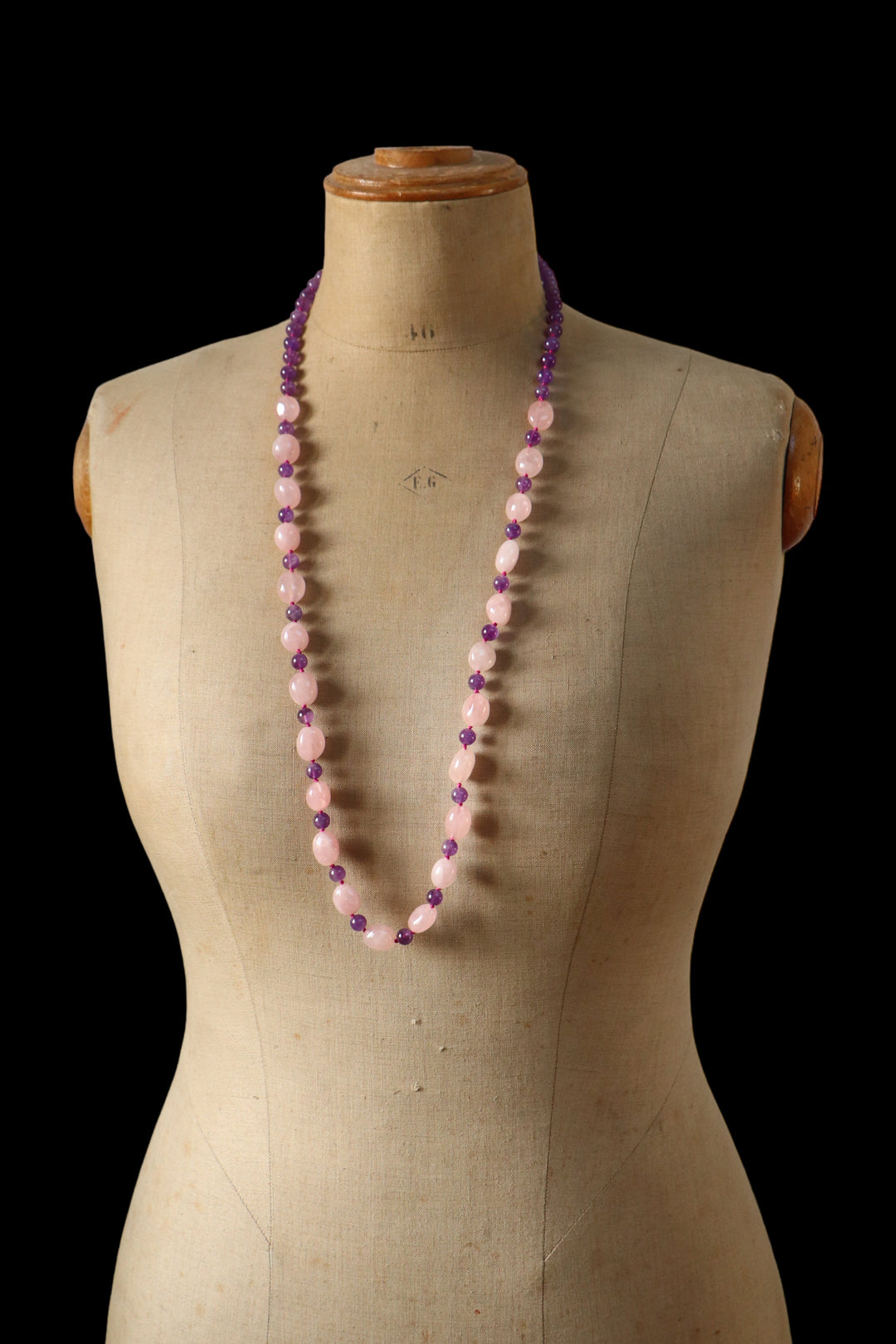 Collier sautoir à noeuds en pierres naturelles  (améthyste, quartz rose) 92 cm