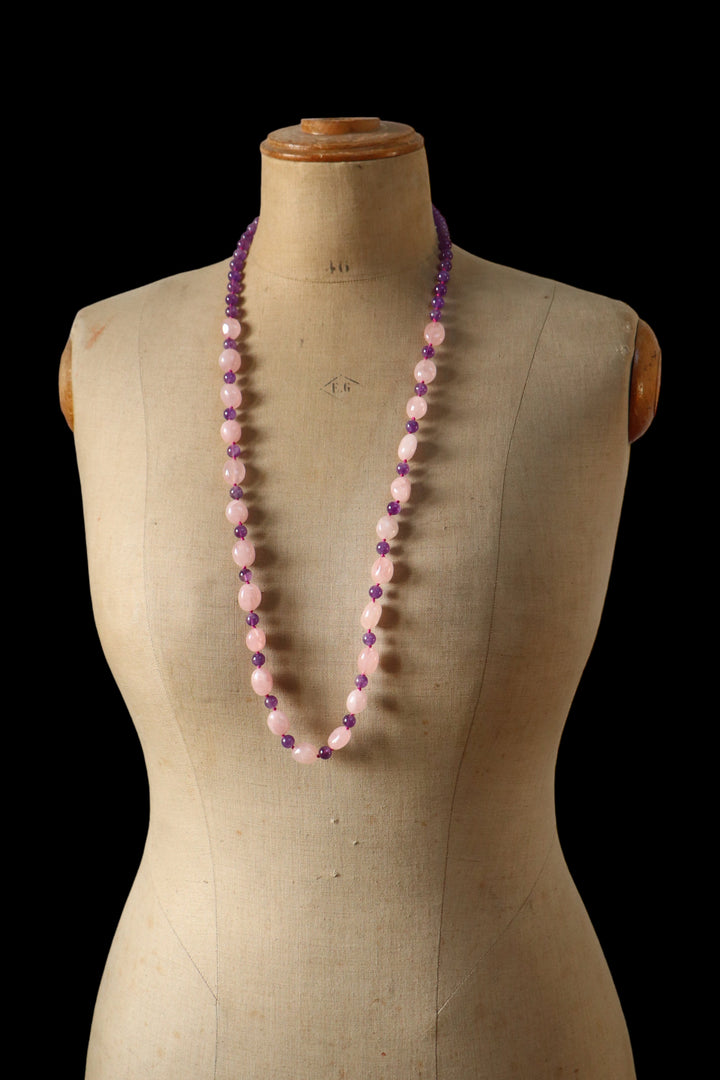 Collier sautoir à noeuds en pierres naturelles  (améthyste, quartz rose) 92 cm