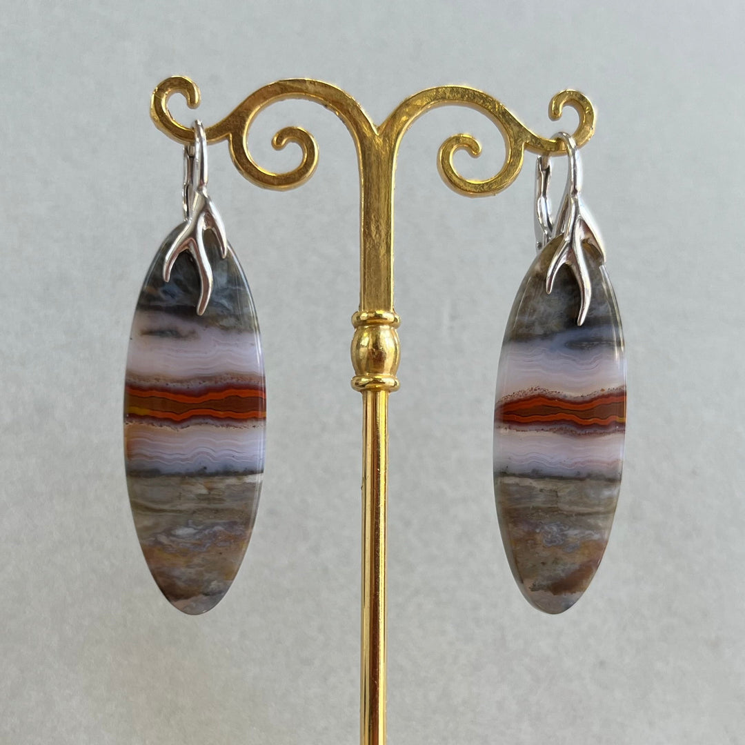 Earrings with a beautiful agate, in green, white, and red, set in silver.