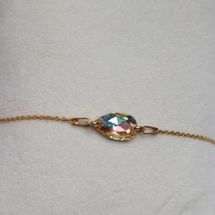 Bracelet avec une chaine, cristaux Swarovski, argent doré, collection LARME, cristal AB