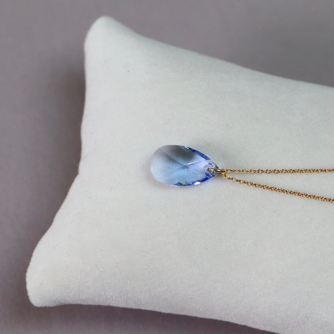 Pendentif (petite goutte) avec une chaine, cristaux Swarovski, argent doré, collection LARME, bleu clair