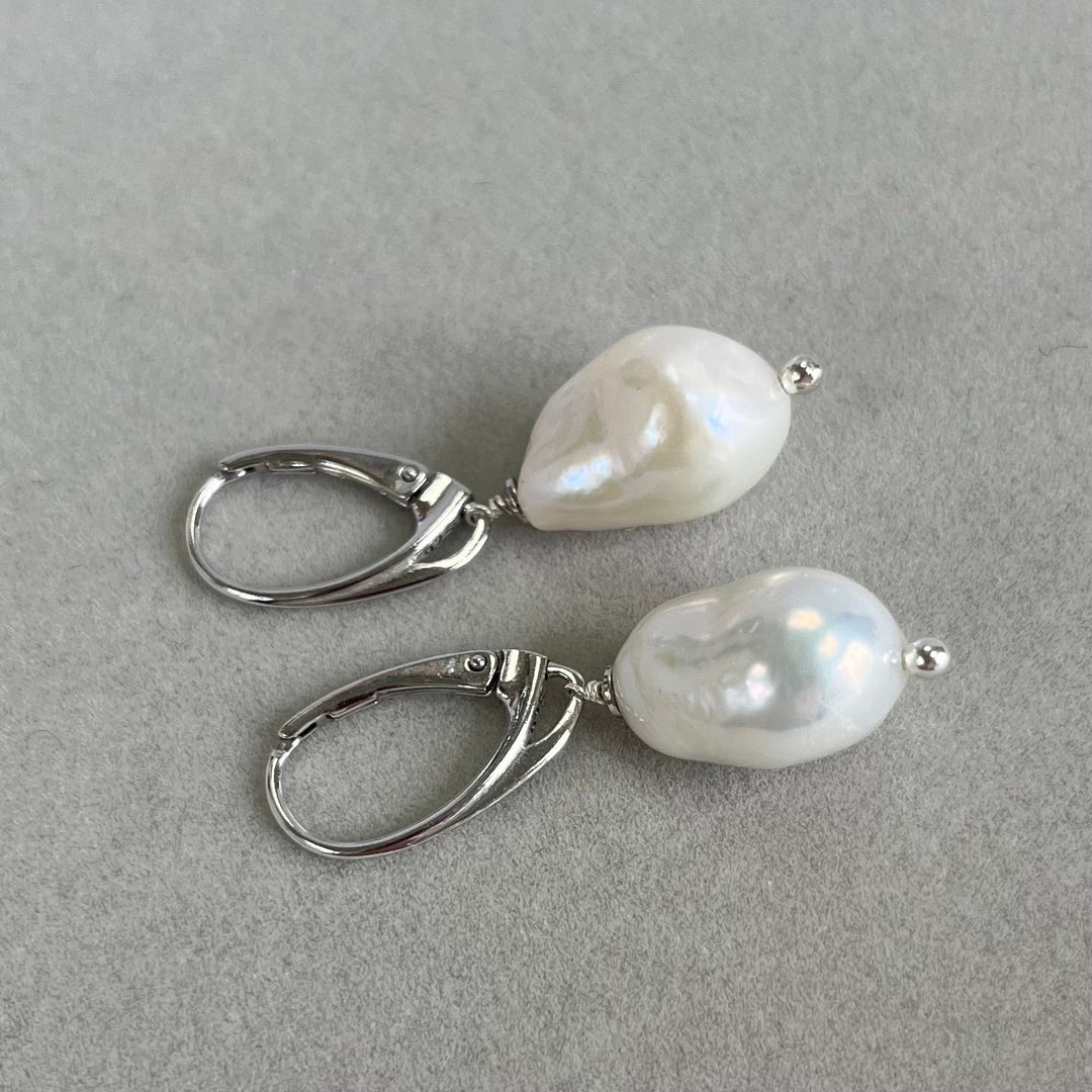 Earrings with white baroque pearls, in silver