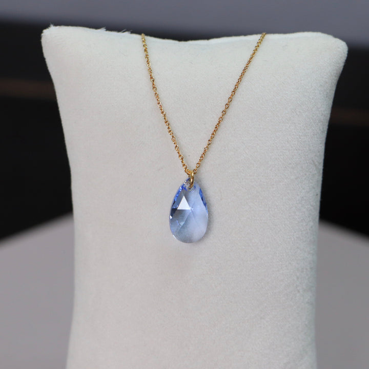 Pendentif (petite goutte) avec une chaine, cristaux Swarovski, argent doré, collection LARME, bleu clair