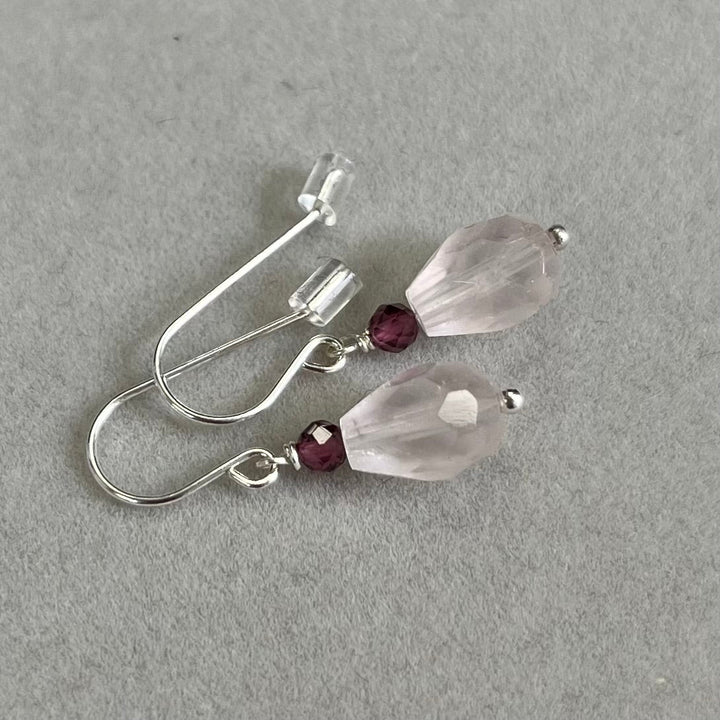 Earrings with rose quartz and garnet, in silver