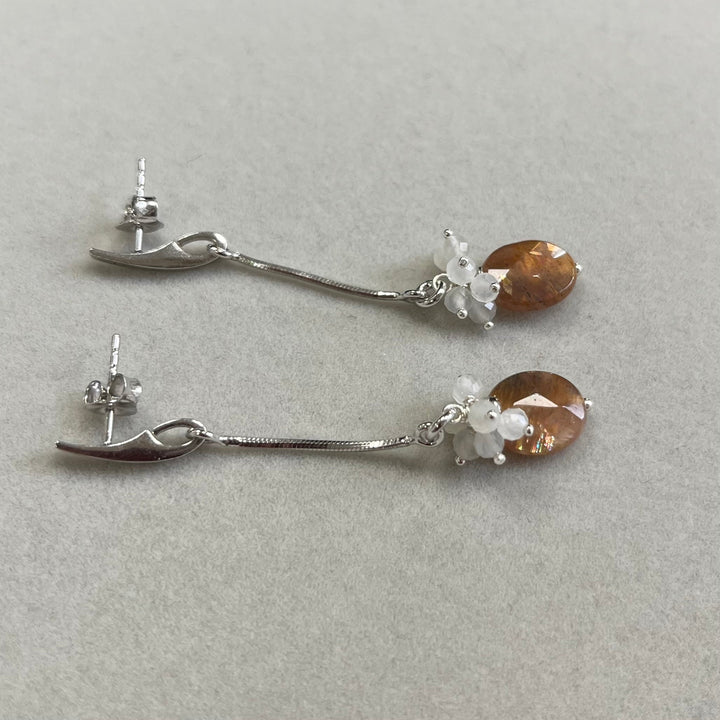 Earrings with sunstone, in silver