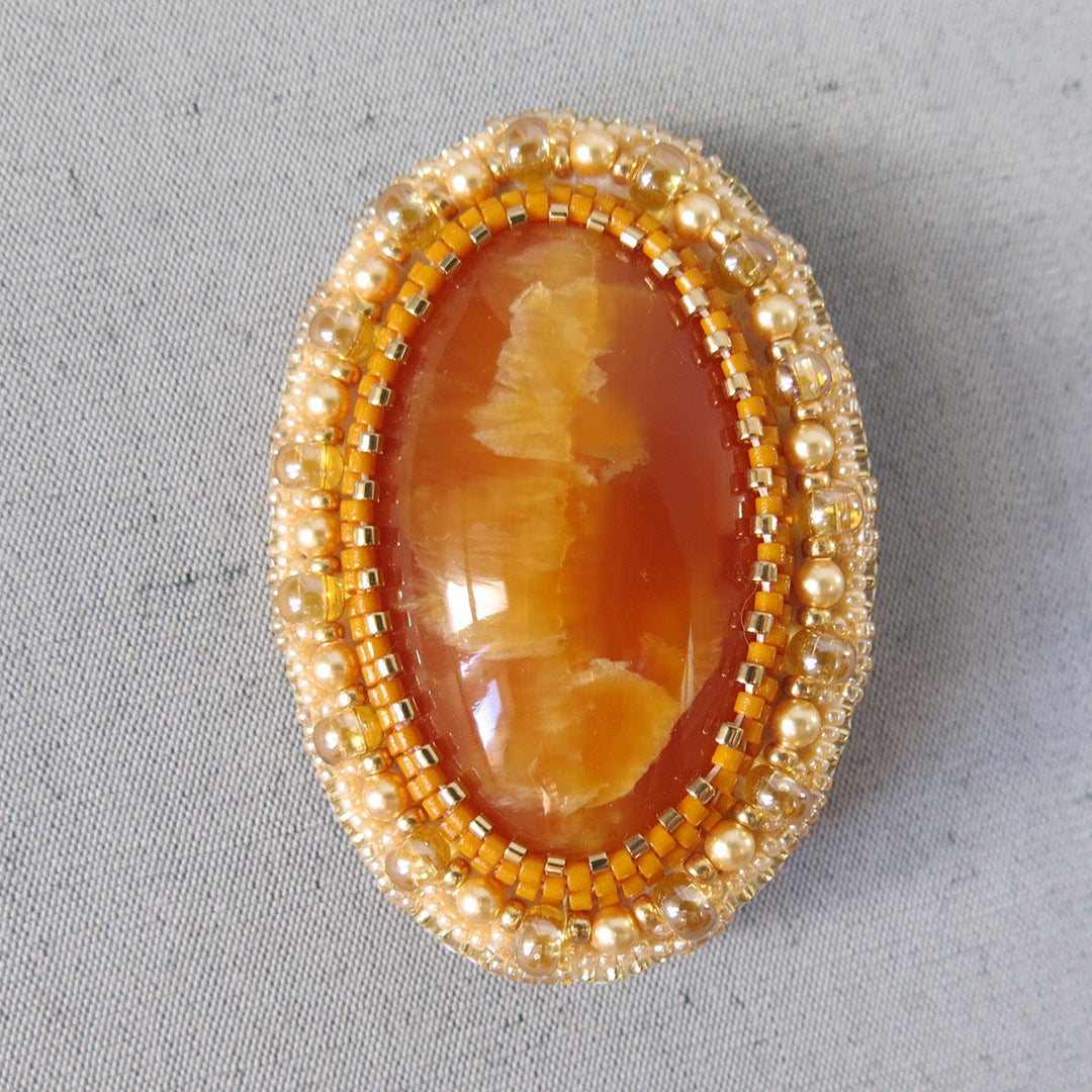 Broche brodée, simbirsite, caramel