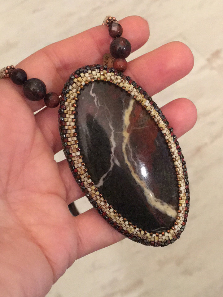 Bestickte Halskette mit Listwänit und Bullauge