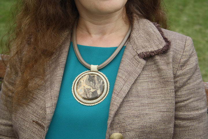 Collier avec septaria, cuir, fermoir acier chirurgical plaqué or