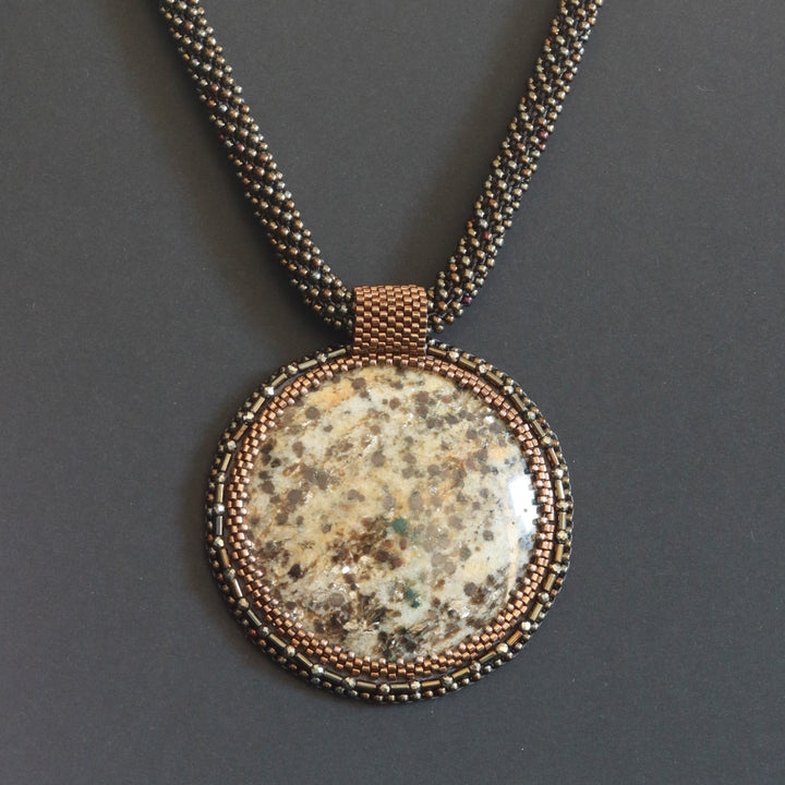 Bestickte Halskette mit Glimmerschiefer (Glimmer und Granat)