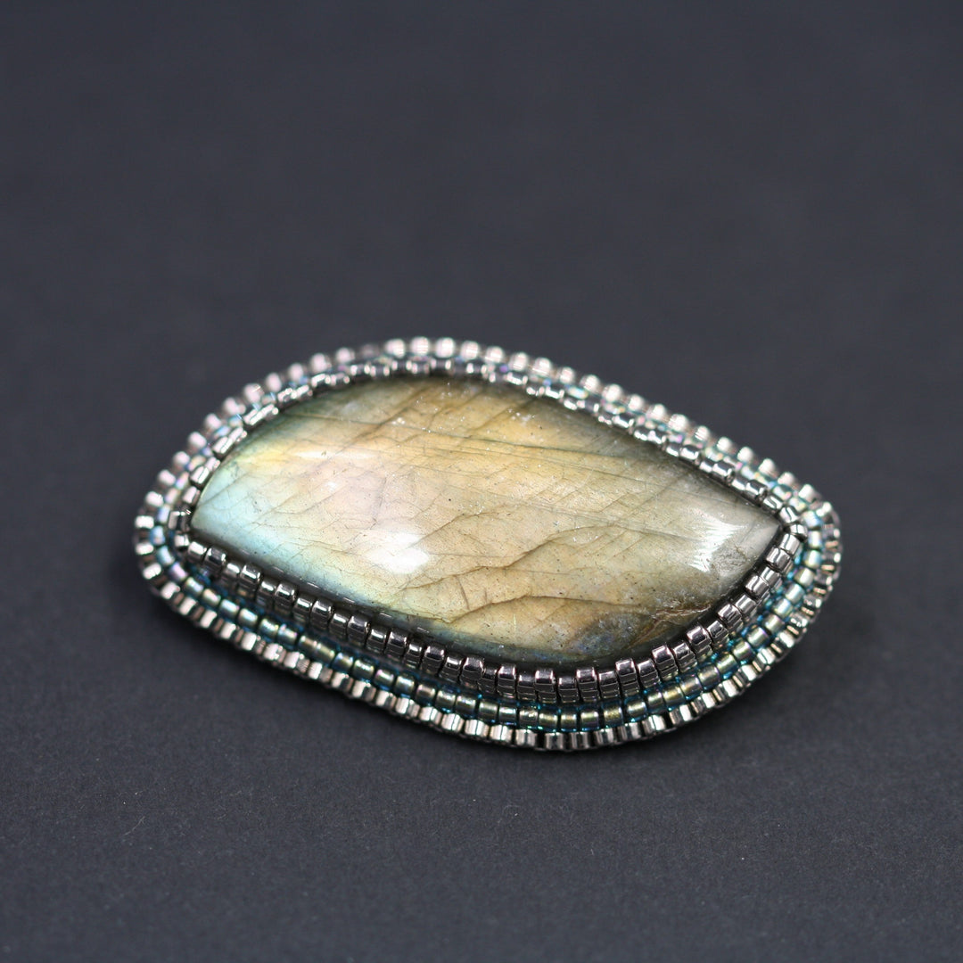 Broche brodée, labradorite