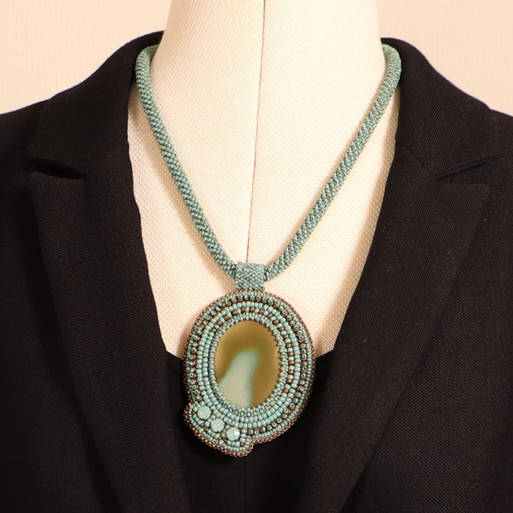 Bestickte Halskette mit Imperialjaspis und Swarovski-Kristallen