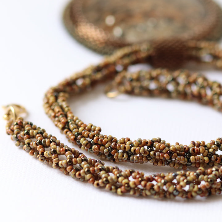 Bestickte Halskette mit Glimmerschiefer (Glimmer und Granat)