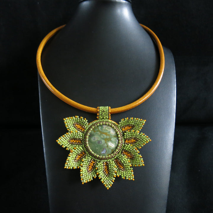 Bestickte Blumenkette – Vulkanrhyolith, Miyuki-Perlen