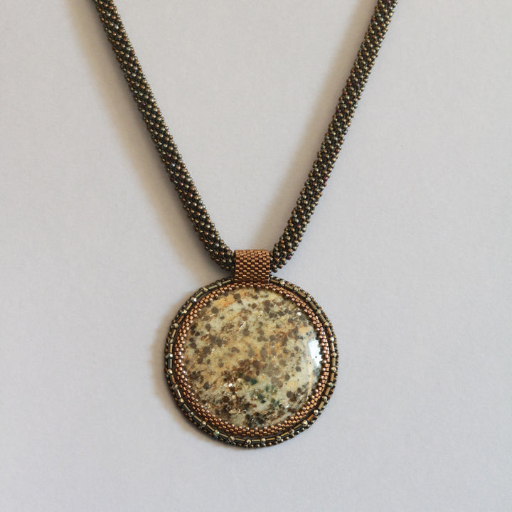 Bestickte Halskette mit Glimmerschiefer (Glimmer und Granat)