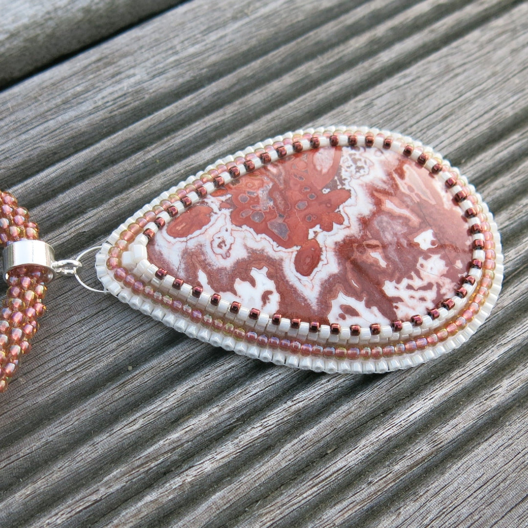 Collier brodé avec agate Crazy lace