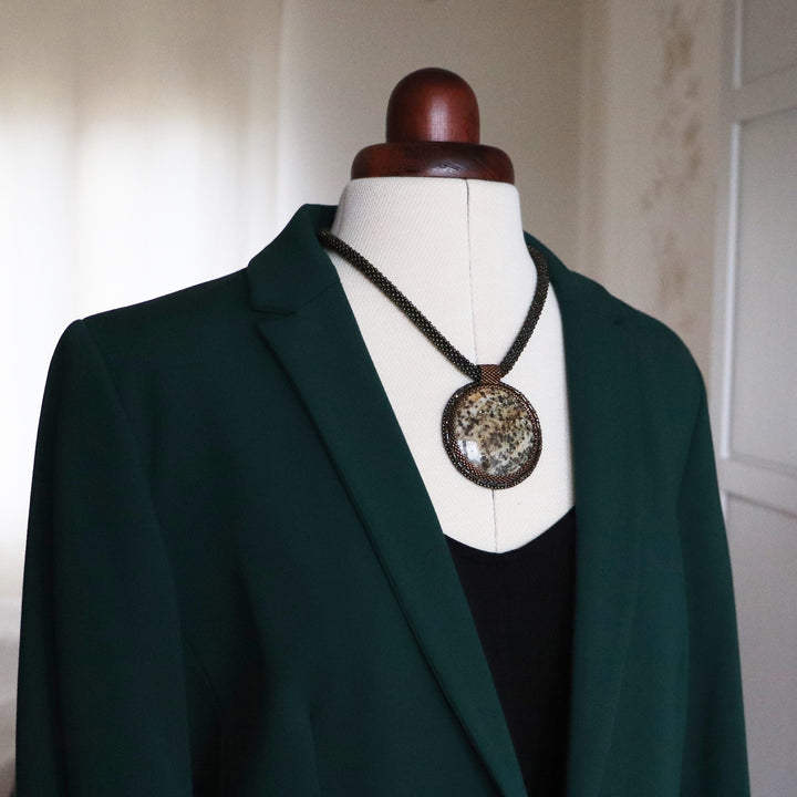 Bestickte Halskette mit Glimmerschiefer (Glimmer und Granat)