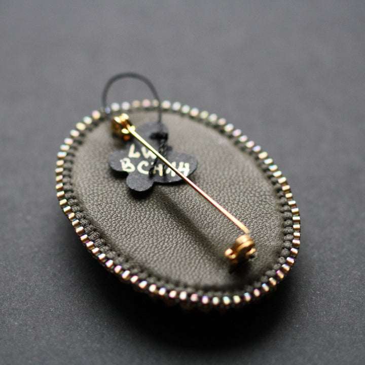 Bestickte Brosche, Rhyolith, grün/bronze