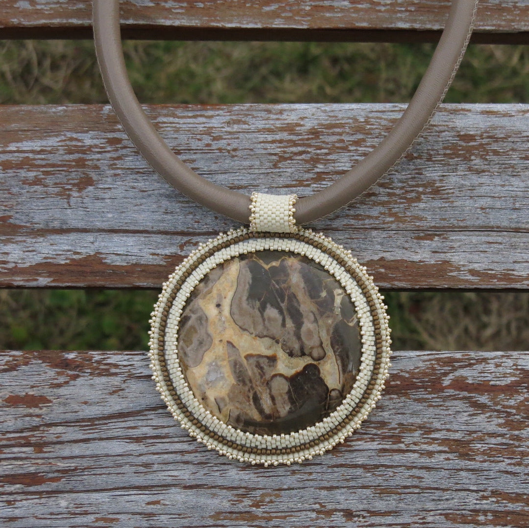 Collier avec septaria, cuir, fermoir acier chirurgical plaqué or