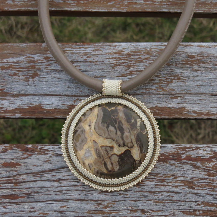 Collier avec septaria, cuir, fermoir acier chirurgical plaqué or