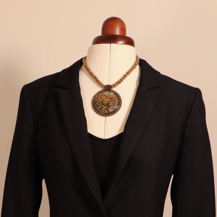 Bestickte Halskette mit Glimmerschiefer (Glimmer und Granat)