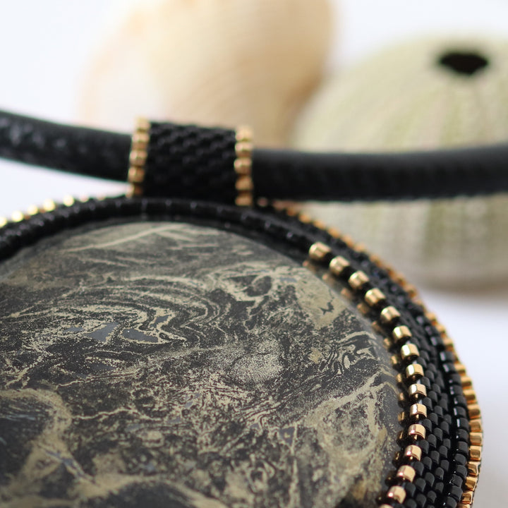 Bestickte Halskette mit Pyrit